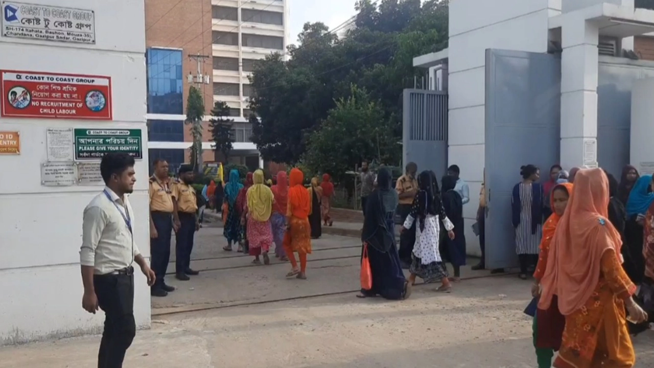 গাজীপুরে একটি পোশাক কারখানায় শ্রমিকদের প্রবেশের দৃশ্য। ছবি : কালবেলা