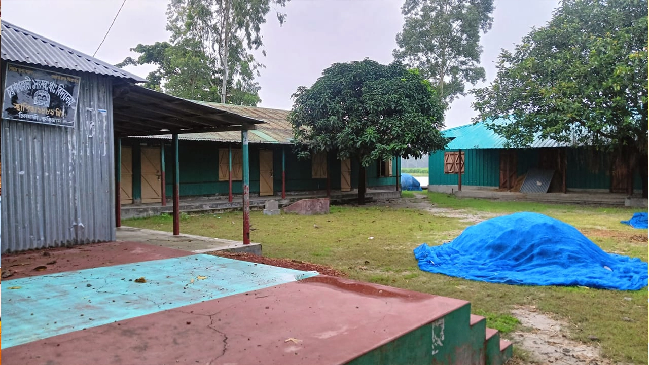 কুড়িগ্রামের চিলমারী উপজেলার চর শাখাহাতি সরকারি প্রাথমিক বিদ্যালয়। ছবি : কালবেলা
