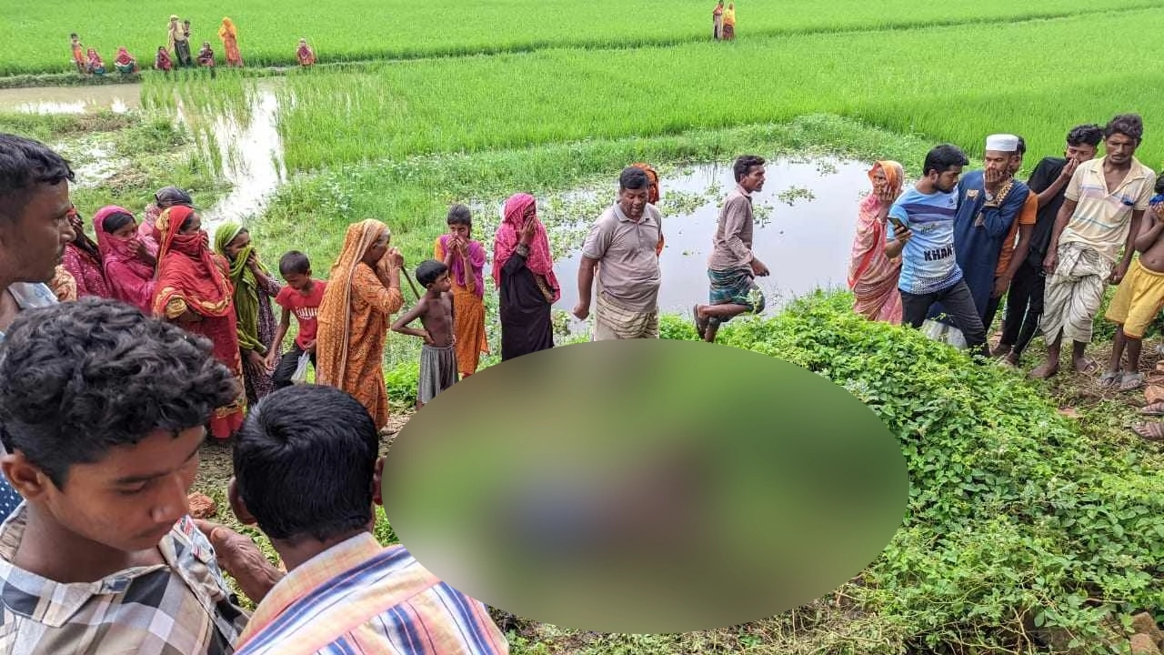 ভ্যানচালকের লাশ উদ্ধারের ঘটনাস্থলে স্থানীয়দের ভিড়। ছবি : কালবেলা