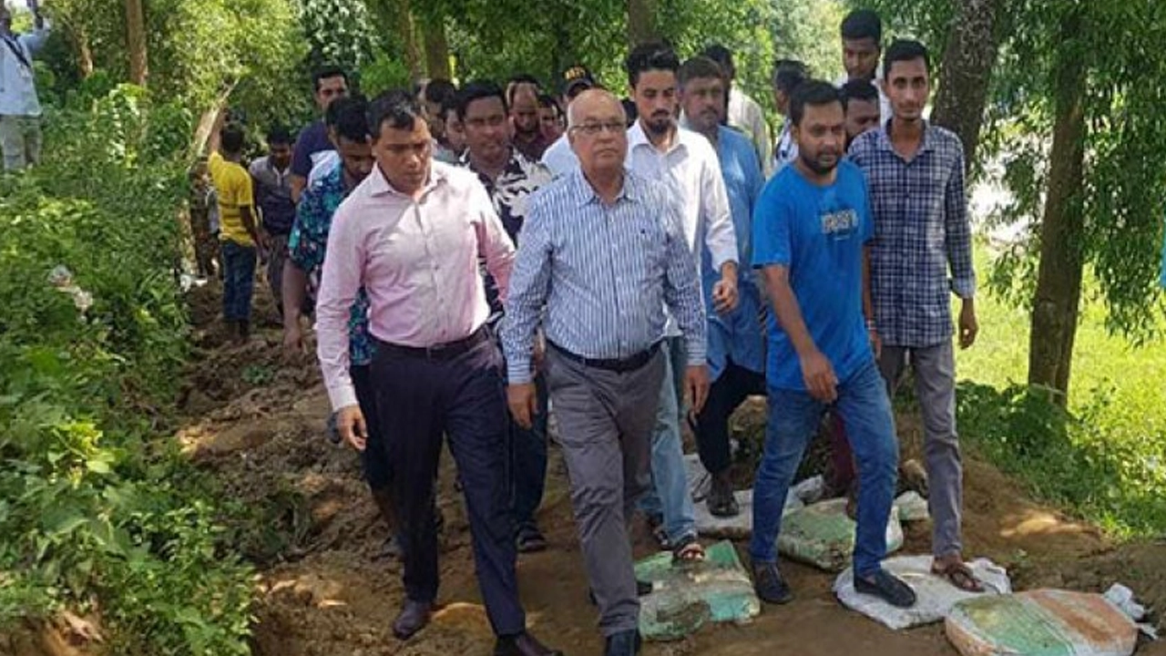 হবিগঞ্জের শায়েস্তাগঞ্জে খোয়াই নদীর ঝুকিপূর্ণ বাঁধ পরিদর্শন করেন দুর্যোগ ব্যবস্থাপনা ও ত্রাণ মন্ত্রণালয়ের উপদেষ্টা ফারুক-ই-আজম। ছবি : কালবেলা