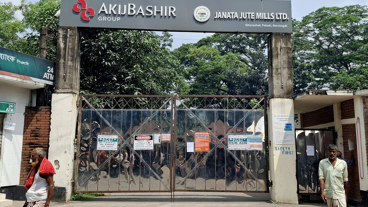 শ্রমিকের হামলা, ভাঙচুর ও লুটপাটের পর কর্তৃপক্ষ অনির্দিষ্টকালের জন্য মিলটি বন্ধ করে দেয়। ছবি : কালবেলা