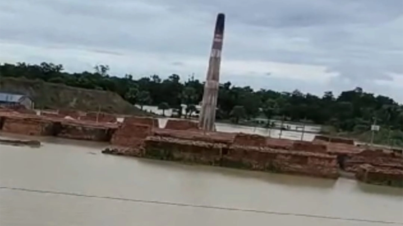 বন্যার পানিতে ডুবে যাওয়া ব্রিকস ফিল্ড। ছবি : কালবেলা