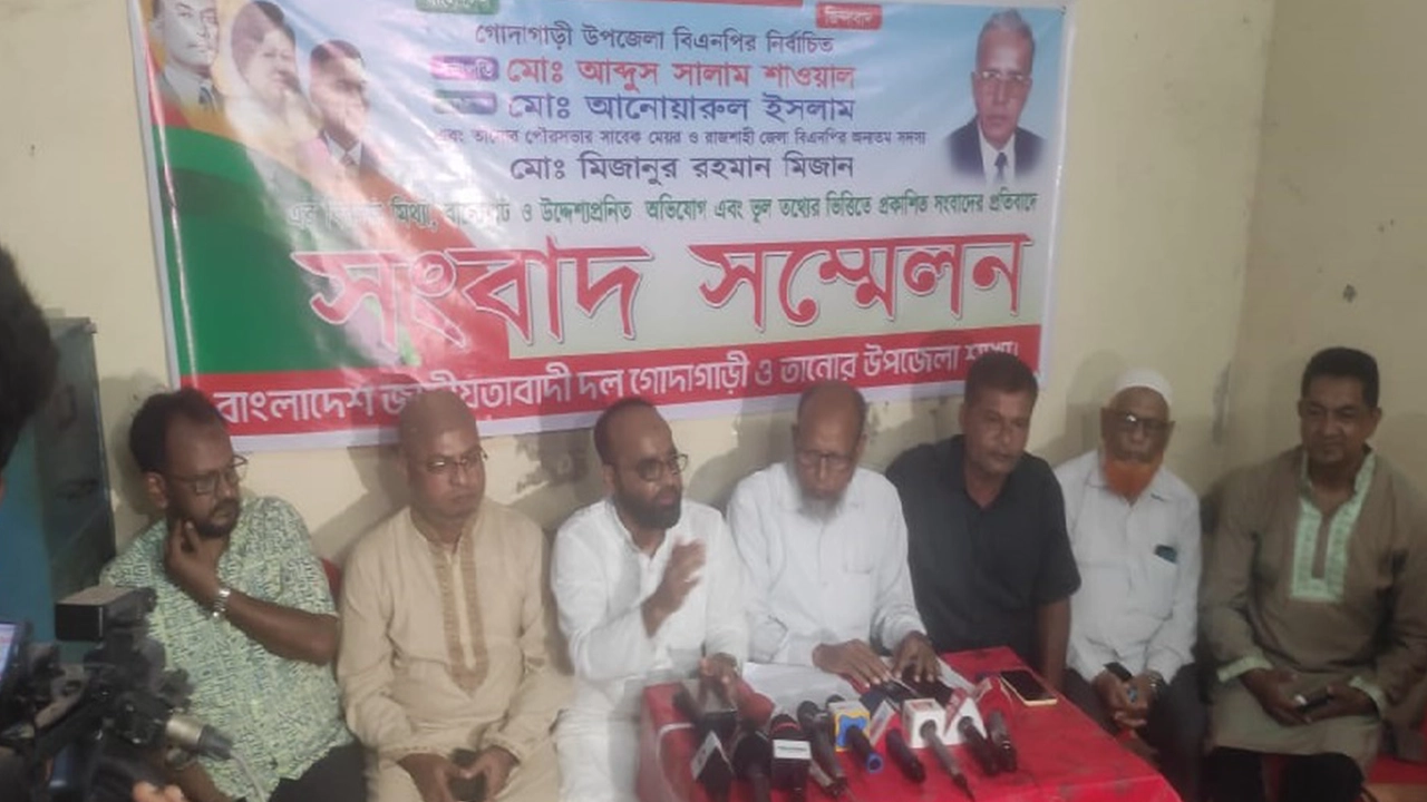 সংবাদ সম্মেলনে তানোর পৌরসভার সাবেক মেয়র ও জেলা বিএনপির সদস্য মো. মিজানুর রহমান মিজান। ছবি : কালবেলা