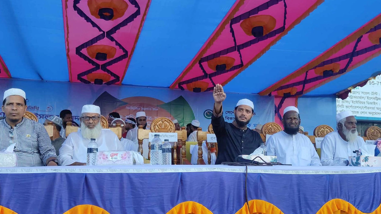 পটুয়াখালীর বাউফলের জামায়াতে ইসলামী আয়োজিত সম্প্রীতি সমাবেশে অতিথিবৃন্দ। ছবি : কালবেলা
