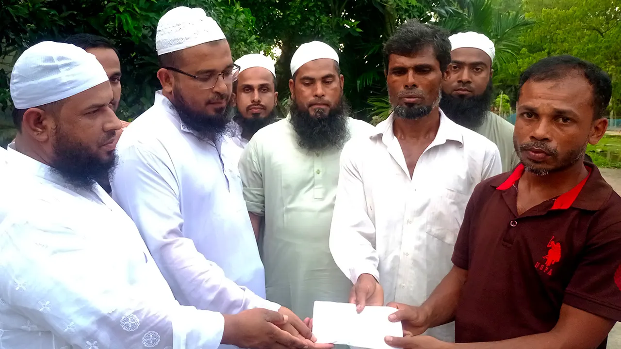 ত্রিশালের হাফেজ আমিরুল ইসলামের পরিবারের পাশে দাঁড়ালেন ইত্তেফাকুল উলামা ত্রিশাল উপজেলা শাখা। ছবি : কালবেলা