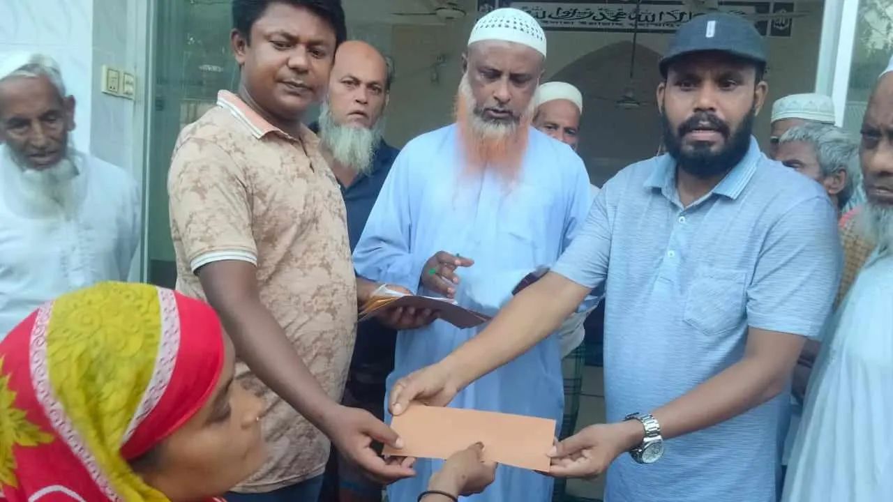 বন্যার্তদের আর্থিক সহায়তা দেন জাগপা ছাত্রলীগের নেতাকর্মীরা। ছবি : কালবেলা