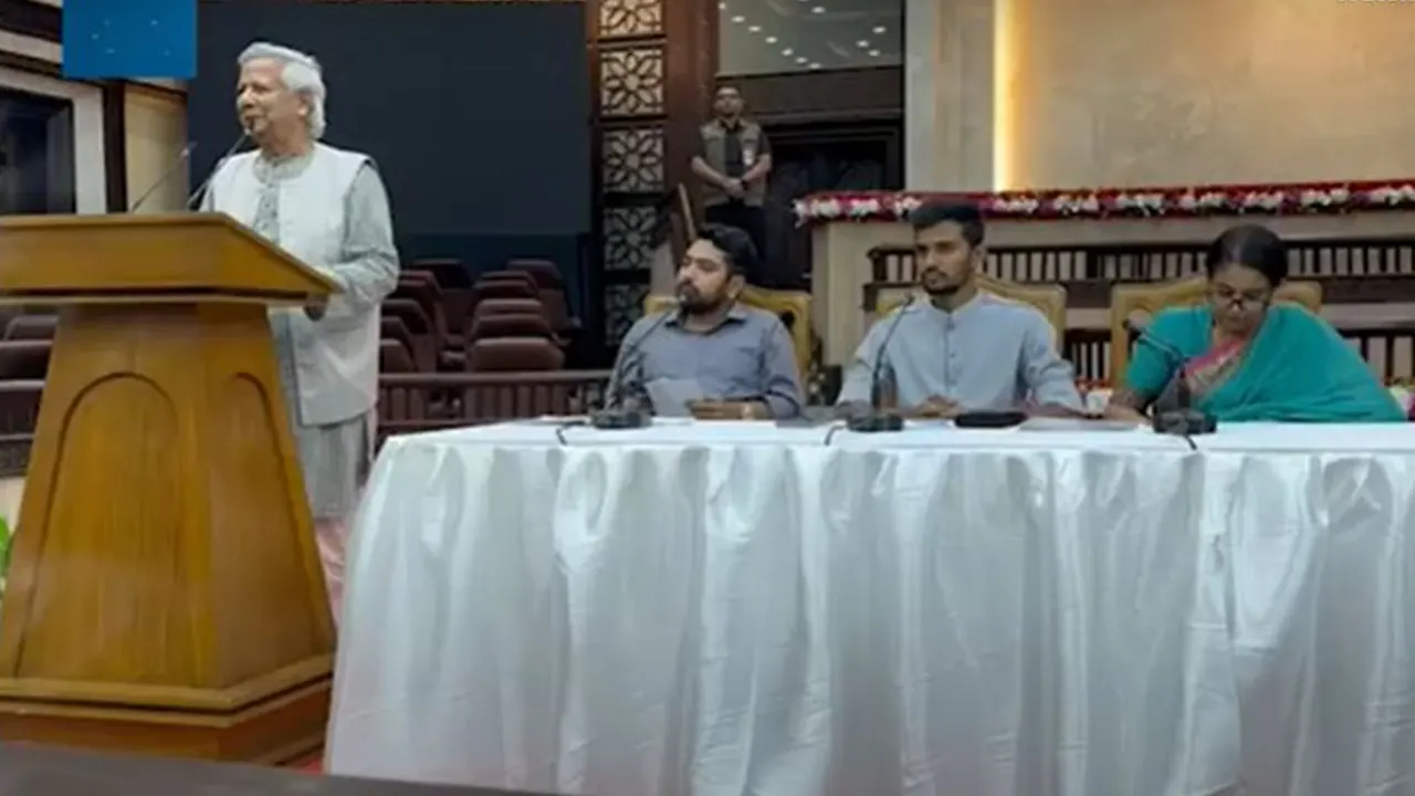 শিক্ষার্থীদের সঙ্গে মতবিনিময়কালে প্রধান উপদেষ্টা ড. মুহাম্মদ ইউনূস। ছবি : সংগৃহীত