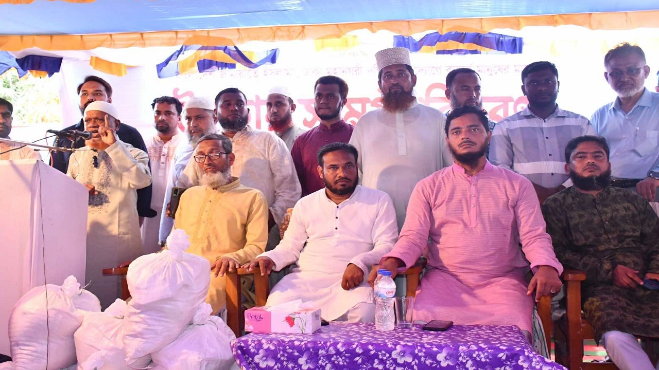 কুমিল্লার বুড়িচং উপজেলা পরিষদ সংলগ্ন স্কুল মাঠে বন্যাকবলিত মানুষের মাঝে উপহার সামগ্রী বিতরণ করেছে জামায়াত। ছবি : কালবেলা