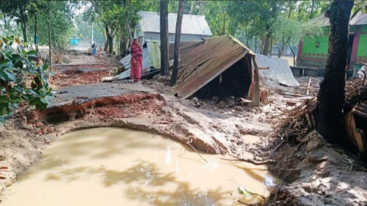 বন্যায় কুমিল্লায় বিধ্বস্ত ঘরবাড়ি