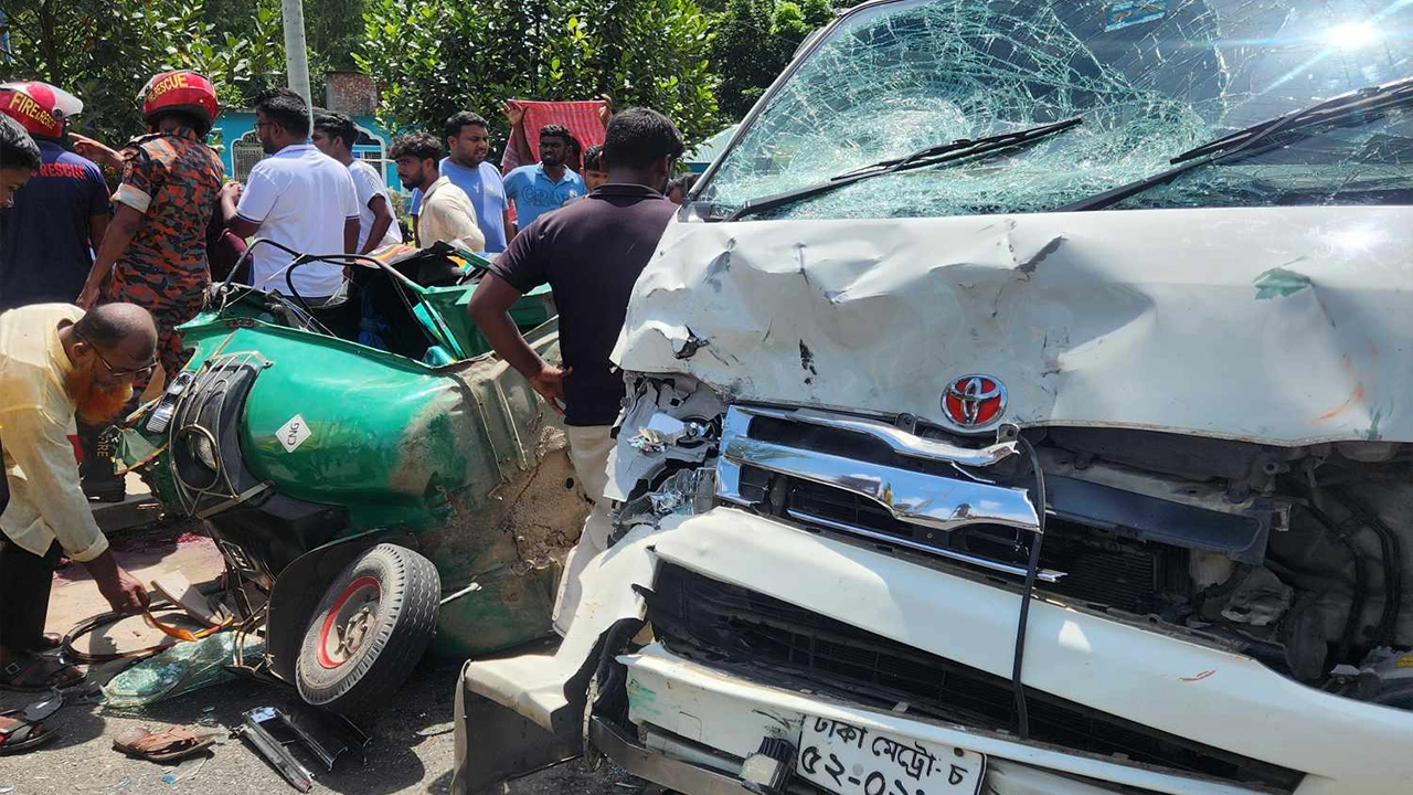 সিরাজগঞ্জের কামারখন্দে মাইক্রোবাসের সঙ্গে সিএনজিচালিত অটোরিকশার মুখোমুখি সংঘর্ষ। ছবি : কালবেলা