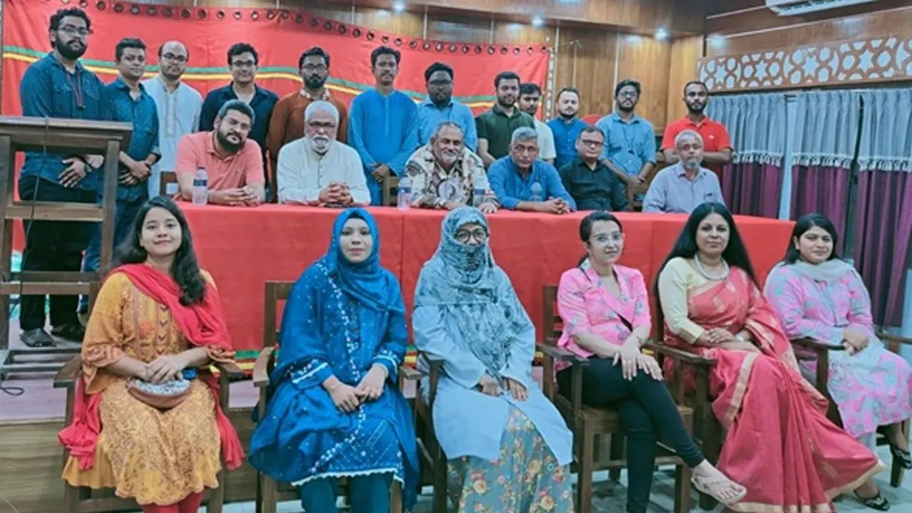 আইডিয়াল স্কুল অ্যান্ড কলেজ অ্যালামনাই অ্যাসোসিয়েশনের সভায় উপস্থিত অতিথিরা। ছবি : কালবেলা