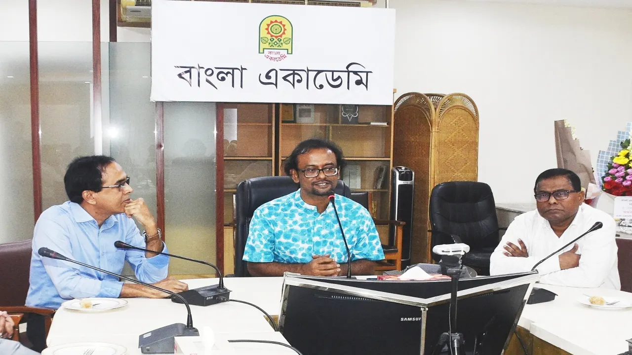 বাংলা একাডেমিতে যোগদানের পর অধ্যাপক ড. মোহাম্মদ আজম।