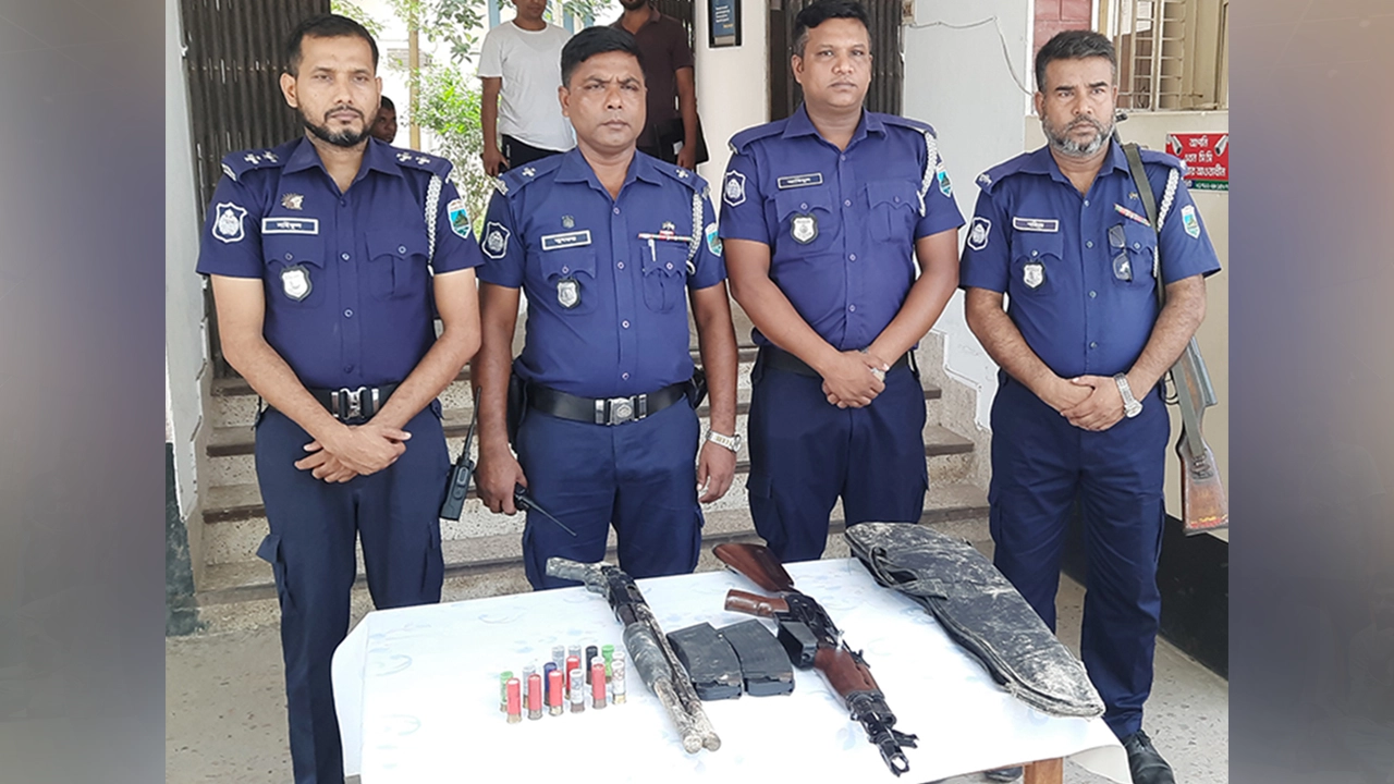 সিরাজগঞ্জে একটি মসজিদের সিঁড়ি থেকে শটগান ও গুলি উদ্ধার। ছবি : কালবেলা