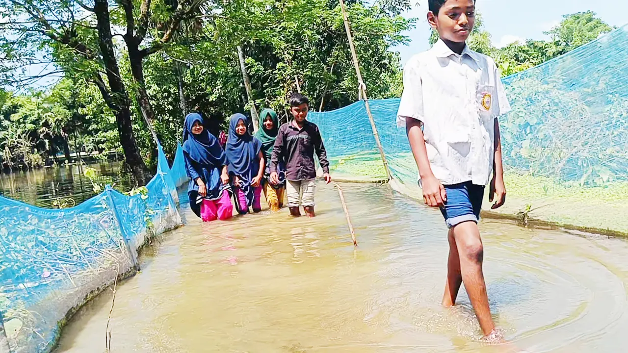 বন্যার পানিতে ভিজে পরীক্ষা দিতে আসা পরীক্ষার্থীরা। ছবি : কালবেলা