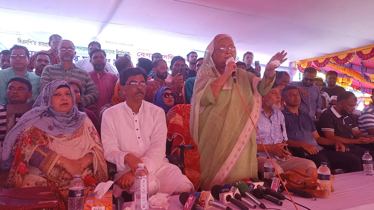 বানভাসিদের সহায়তা প্রদান অনুষ্ঠানে বিএনপির স্থায়ী কমিটির সদস্য বেগম সেলিমা রহমান। ছবি : কালবেলা