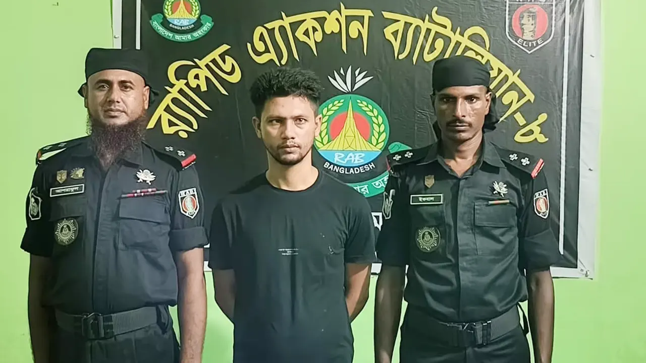 আল আমিন তালুকদারকে গ্রেপ্তার করে র‌্যাব। ছবি : কালবেলা