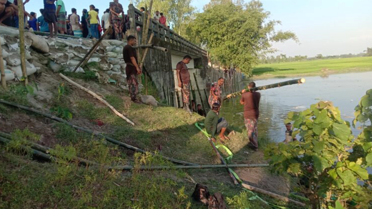 লালমনিরহাটের পাটগ্রাম উপজেলার সীমান্ত এলাকায় বিজিবির রাস্তা নির্মাণ। ছবি : কালবেলা