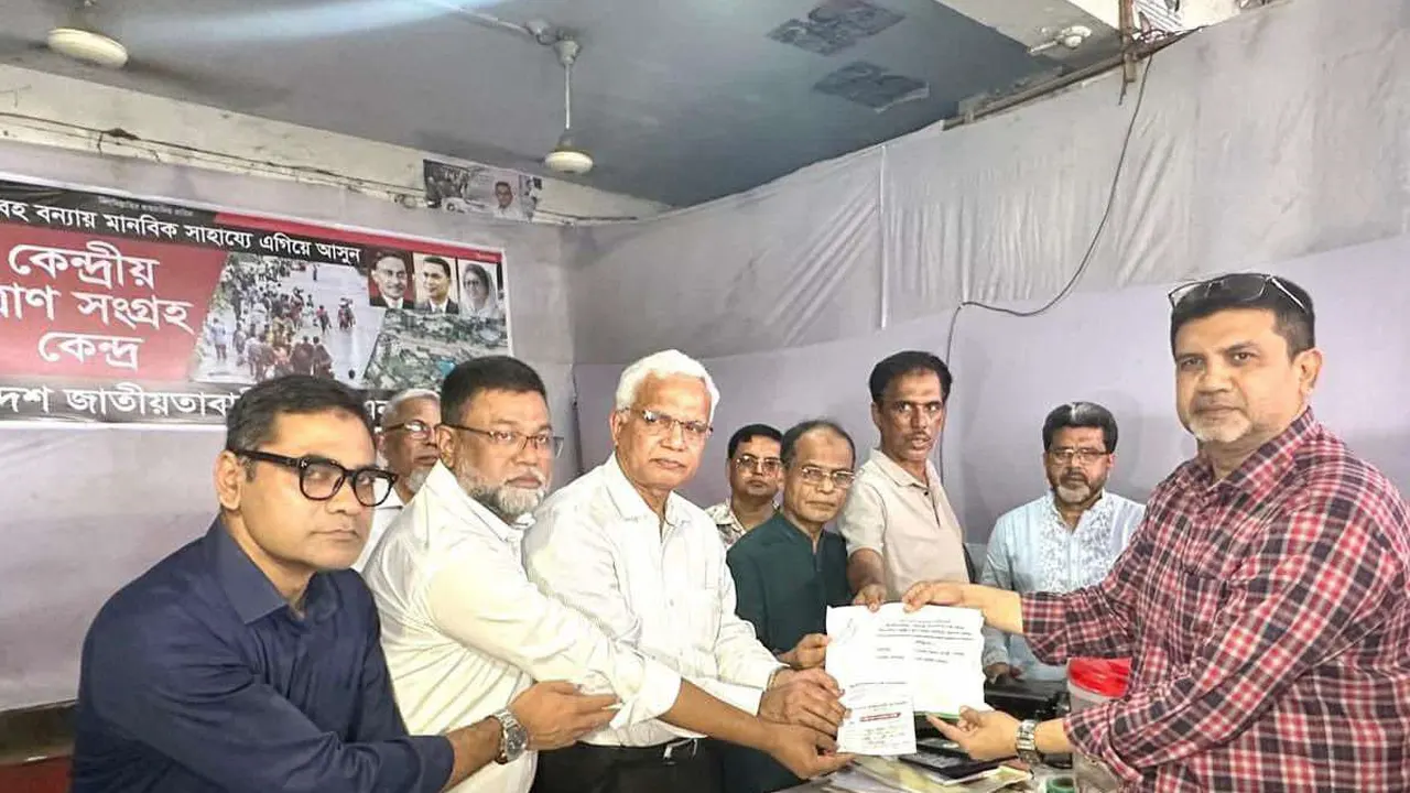 বিএনপির কেন্দ্রীয় কার্যালয়ের এক অনুষ্ঠানে চেক হস্তান্তর । ছবি : কালবেলা