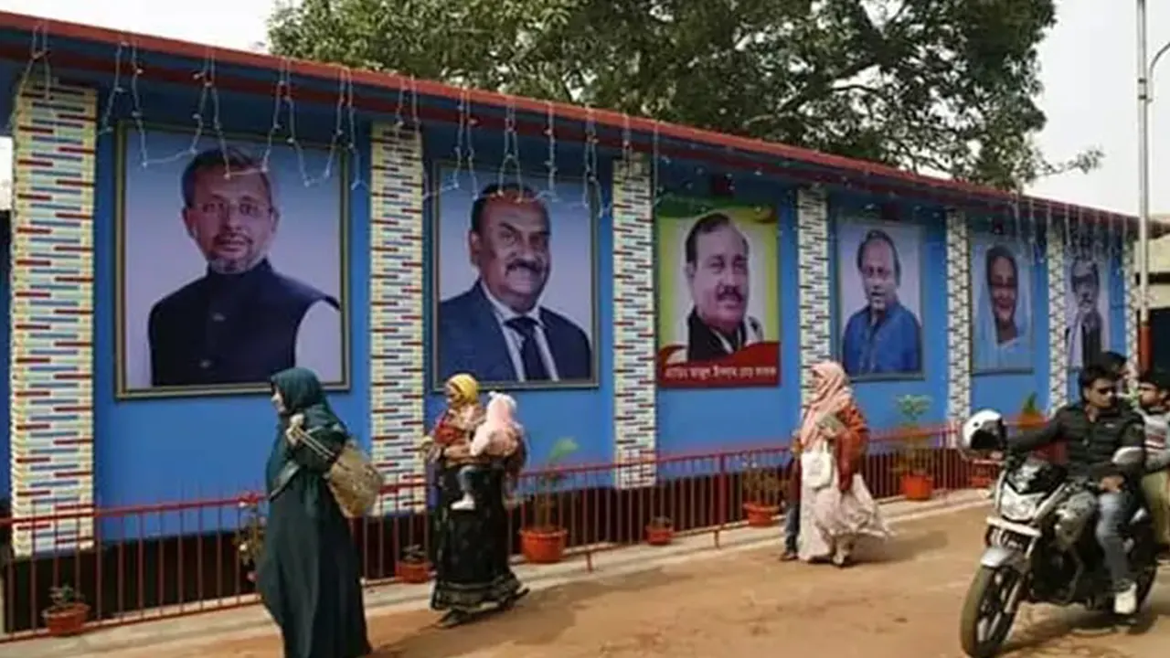 সাবেক ইউপি চেয়ারম্যান মোজাহার আলীর আ.লীগ নেতাদের ছবি দিয়ে সাজানো বাড়ি। ছবি : কালবেলা