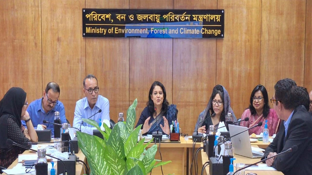 উপদেষ্টা সৈয়দা রিজওয়ানা হাসান মন্ত্রণালয়ের সভাকক্ষে স্টেকহোল্ডারদের সভায় প্রধান অতিথির বক্তৃতা করেন। ছবি : সংগৃহীত