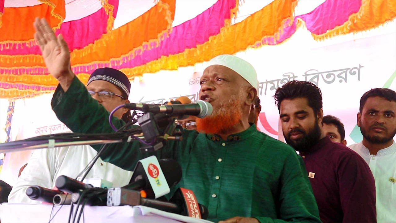 লক্ষ্মীপুরে জামায়াতের পথসভায় বক্তব্য দেন নুরুল ইসলাম বুলবুল। ছবি : কালবেলা