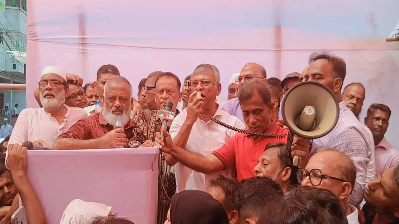 শাহজাদপুরে ছাত্র আন্দোলনে নিহত পরিবারকে আর্থিক সহায়তা করেছে বিএনপি নেতারা। ছবি : সংগৃহীত