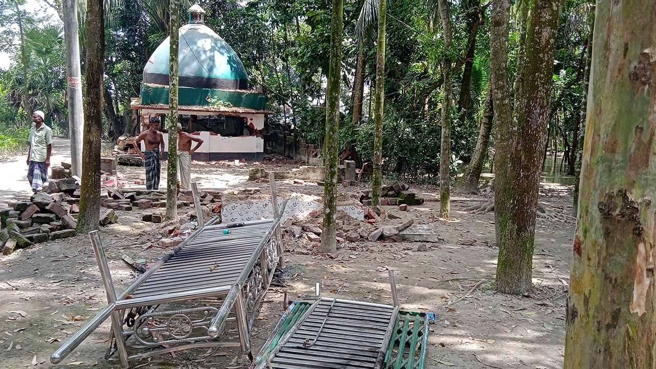 কুমিল্লার নাঙ্গলকোট উপজেলার হেসাখাল ইউনিয়নে ভাঙচুর করা একটি মাজার। ছবি : কালবেলা