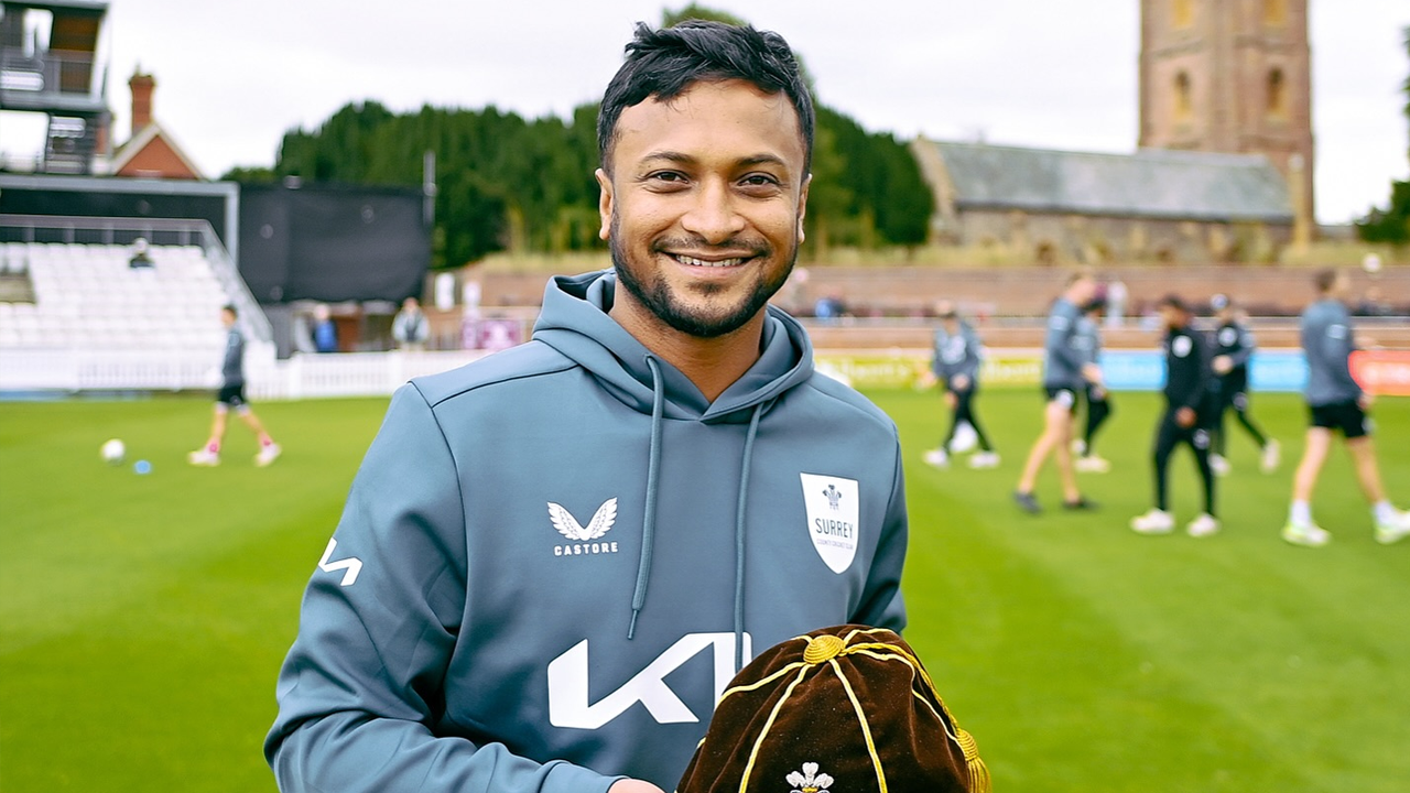 সারের অভিষেক ক্যাপ হাতে সাকিব আল হাসান। ছবি : সংগৃহীত