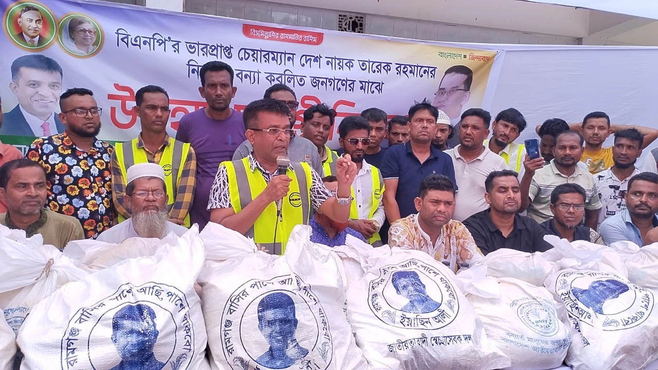 লক্ষ্মীপুরে বন্যার্তদের মাঝে ত্রাণসামগ্রী বিতরণ করেন জাতীয়তাবাদী স্বেচ্ছাসেবক দলের কেন্দ্রীয় সিনিয়র সহ-সভাপতি ইয়াছিন আলী। ছবি : কালবেলা