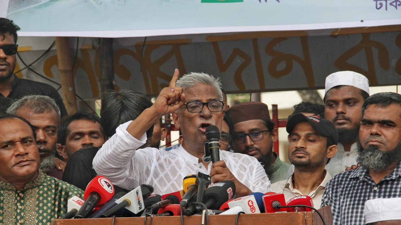জাতীয় প্রেস ক্লাবের সামনে জাতীয়তাবাদী মোটরচালক দলের উদ্যোগে এক অবস্থান কর্মসূচিতে কথা বলেন বিএনপি চেয়ারপারসনের উপদেষ্টা পরিষদের সদস্য জয়নুল আবদিন ফারুক। ছবি : কালবেলা