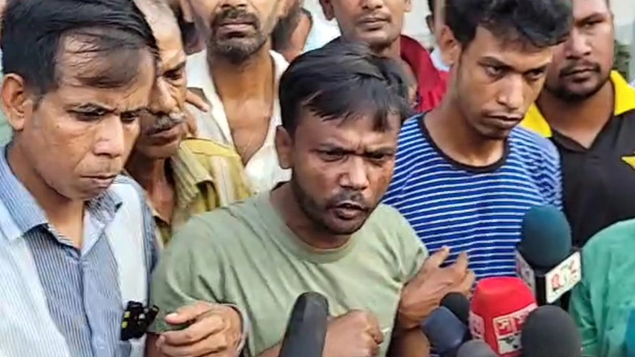 বগুড়ায় সাংবাদিকদের সঙ্গে কথা বলেন হিরো আলম। ছবি : কালবেলা
