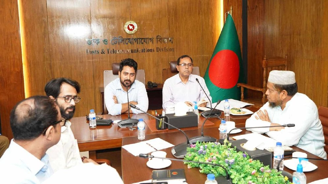 ডাক ও টেলিযোগাযোগ বিভাগের সভাকক্ষে শহীদদের স্মরণে স্মরণসভা আয়োজনের লক্ষ্যে প্রস্তুতিমূলক সভায় কথা বলেন উপদেষ্টা মো. নাহিদ ইসলাম। ছবি : সংগৃহীত