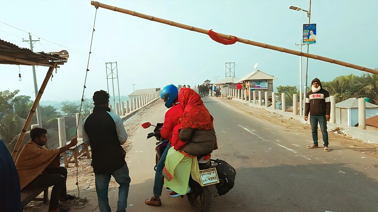 শ্রমিক লীগ নেতার শিববাটী ব্রিজের বন্ধ হয়ে যাওয়া টোল আবারও চালু । ছবি : কালবেলা