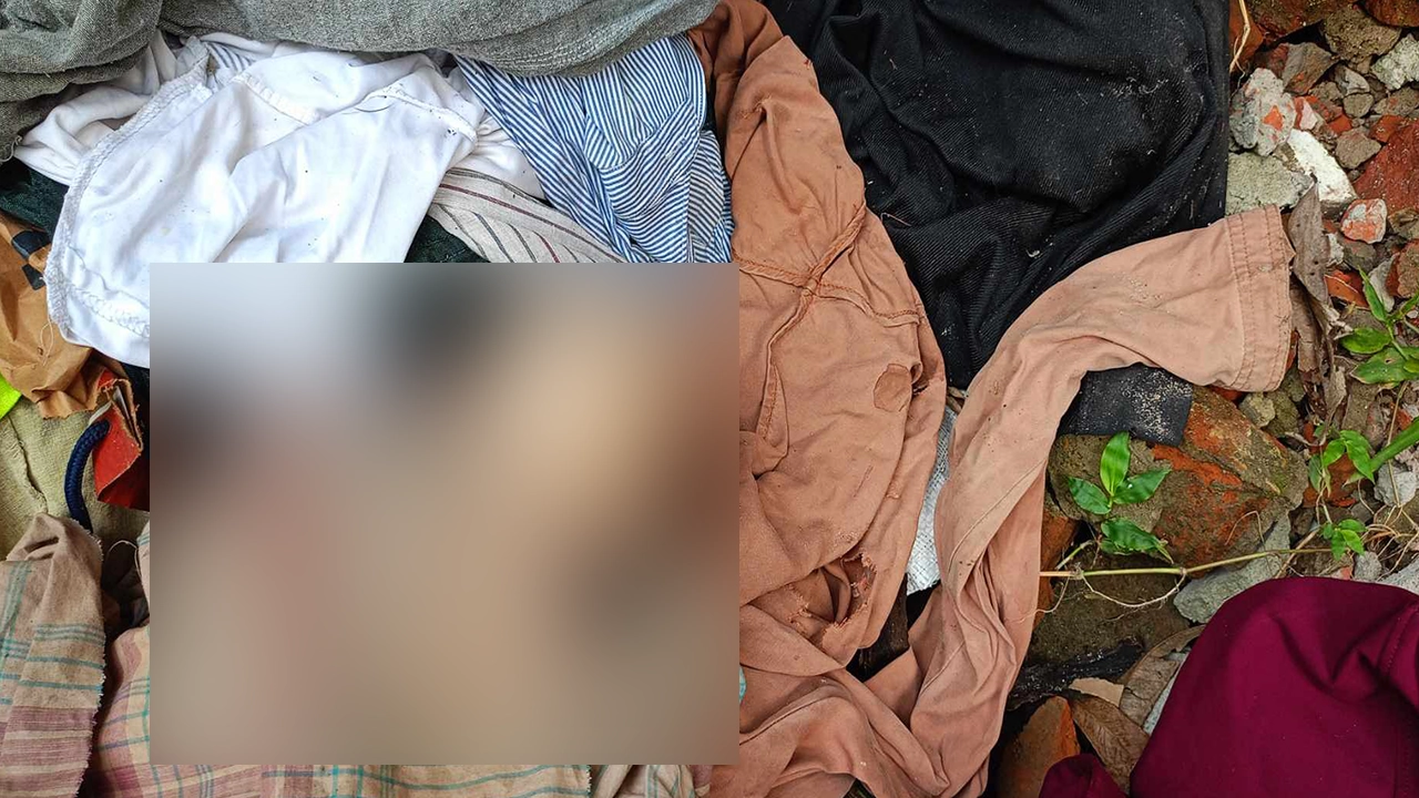 ডাস্টবিনে ছিল নবজাতকের মরদেহ। ছবি : কালবেলা