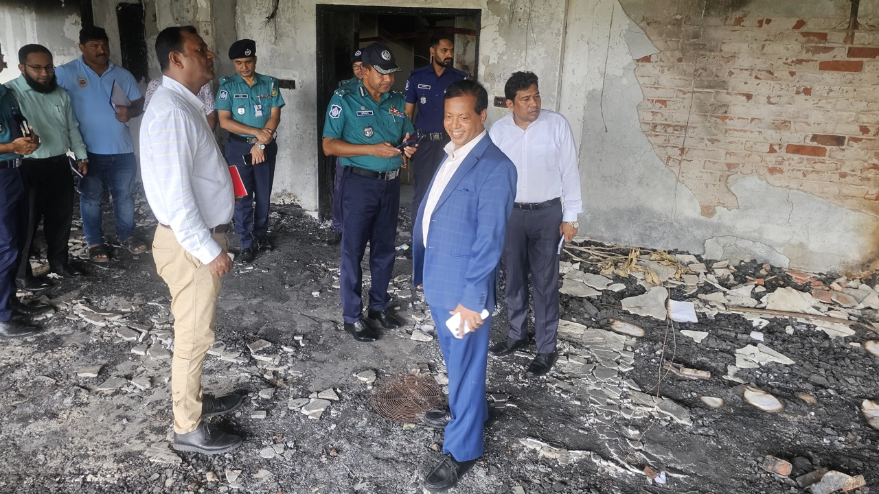 ক্ষতিগ্রস্ত ভবন পরিদর্শন করেন রাসিক প্রশাসক এবং আরএমপি কমিশনার। ছবি : কালবেলা