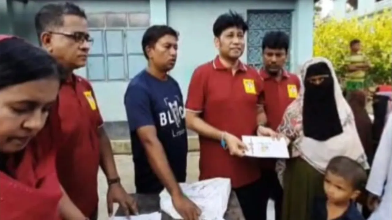 ফেনীতে বন্যায় ক্ষতিগ্রস্ত ১৪৫ পরিবারকে নগদ সহায়তা প্রদান। ছবি : সংগৃহীত