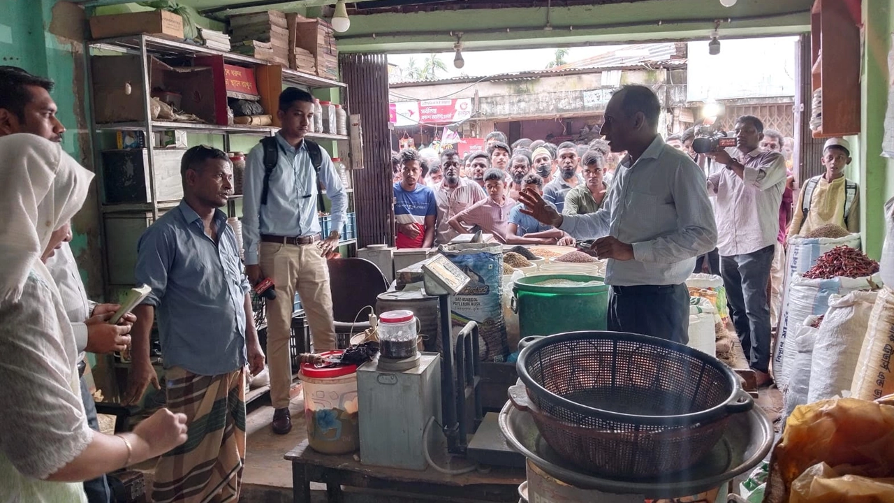 হাজি নজীব আহমেদ সওদাগরের মিলে ভোক্তা অধিকার সংরক্ষণ অধিদপ্তরের কর্মকর্তারা। ছবি : কালবেলা