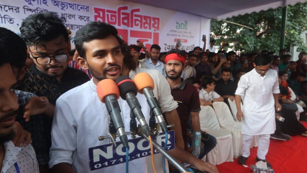 কুমিল্লায় অন্তর্বর্তী সরকারের যুব ও ক্রীড়া এবং শ্রম ও কর্মসংস্থান মন্ত্রণালয়ের উপদেষ্টা আসিফ মাহমুদ সজীব ভূঁইয়া। ছবি : কালবেলা