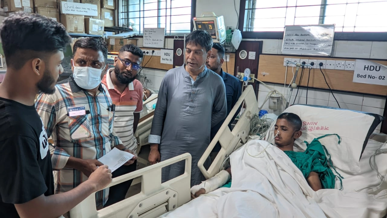 বিএনপির ভারপ্রাপ্ত চেয়ারম্যান তারেক রহমানের নির্দেশনায় নেতাকর্মীরা আন্দোলনে আহতদের খোঁজখবর নেন। ছবি : কালবেলা
