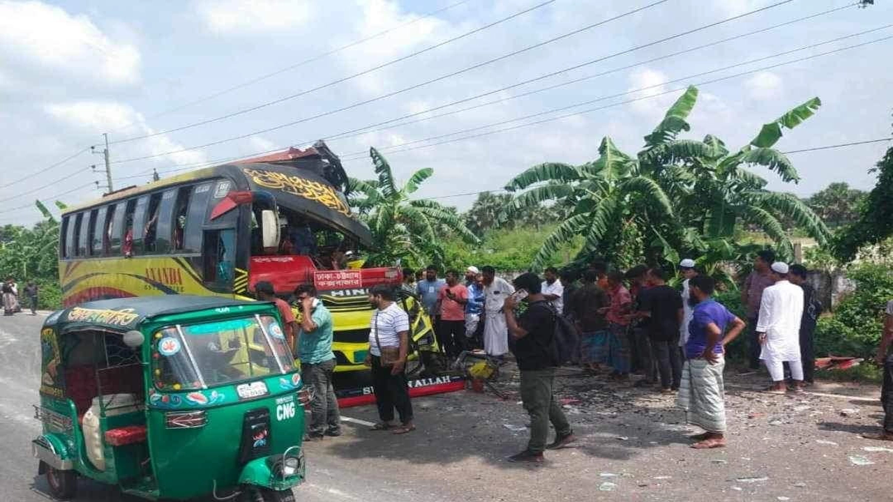 দুর্ঘটনাকবলিত বাসটি দুমড়েমুচড়ে গেছে। ছবি : সংগৃহীত