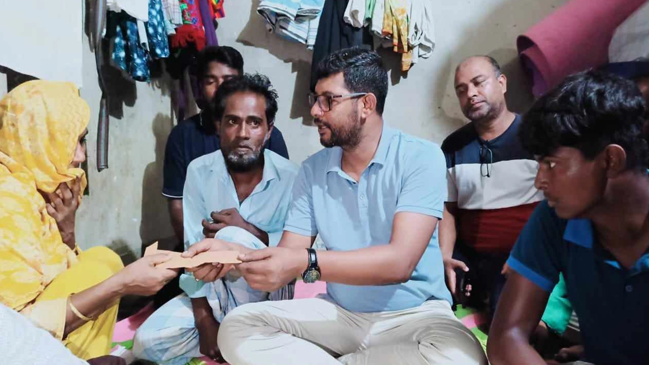 ঢাকা মহানগর উত্তর যুবদলের আহ্বায়ক শরীফ উদ্দীন জুয়েল মঙ্গলবার নিহত আমজাদের স্ত্রীর হাতে আর্থিক সহায়তা তুলে দেন। ছবি : কালবেলা