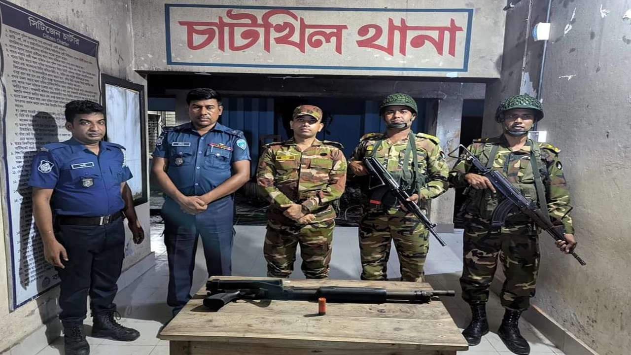 নোয়াখালীর চাটখিল থানায় উদ্ধার অস্ত্র। ছবি : কালবেলা