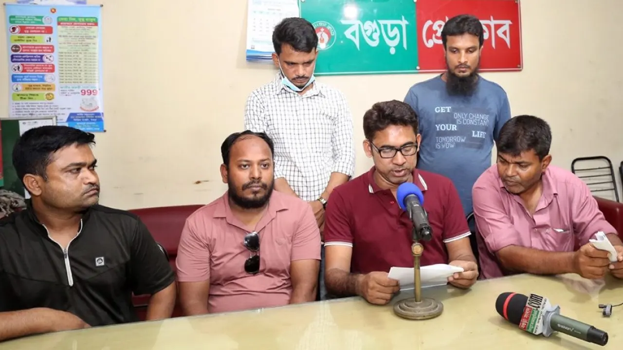 বগুড়া প্রেস ক্লাবে সংবাদ সম্মেলনে ভুক্তভোগী টিসিবির ডিলাররা। ছবি : কালবেলা
