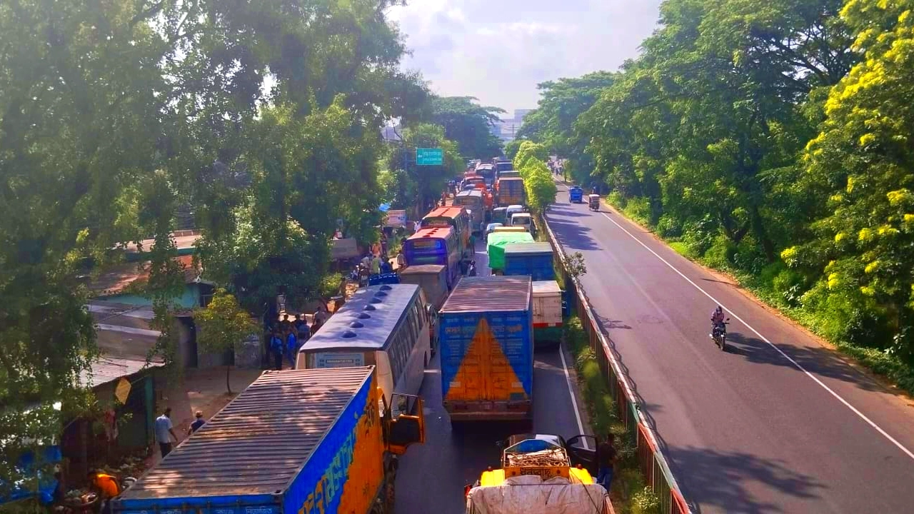 ঢাকা-চট্টগ্রাম মহাসড়কে চট্টগ্রাম লেনে তীব্র যানজট। ছবি : কালবেলা