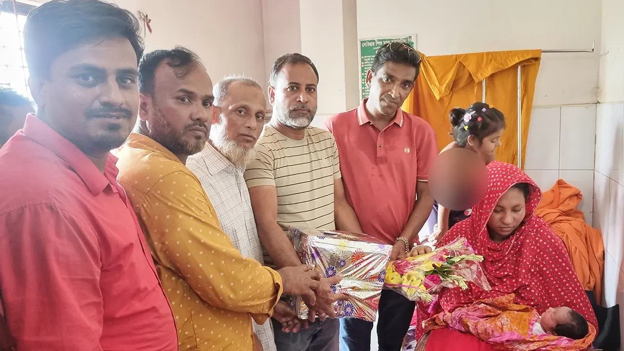কুমিল্লা উত্তর জেলা বিএনপির কর্মীরা শহীদ রুবেলের সন্তানদের ফুল দিচ্ছেন। ছবি : কালবেলা