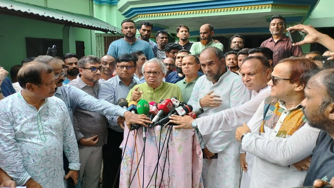 নিহত সাংবাদিক তুরাবের পরিবারের সঙ্গে দেখা করে সাংবাদিকদের সঙ্গে কথা বলছেন বিএনপির সিনিয়র যুগ্ম-মহাসচিব রুহুল কবির রিজভী। ছবি : কালবেলা