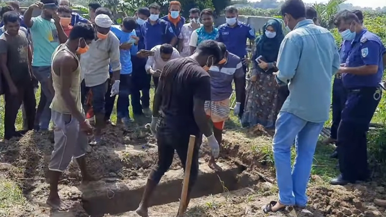 কবর থেকে উঠানো হয় আগুনে পুড়ে নিহত আসাদুজ্জামান নুর সূর্যের লাশ। ছবি : কালবেলা