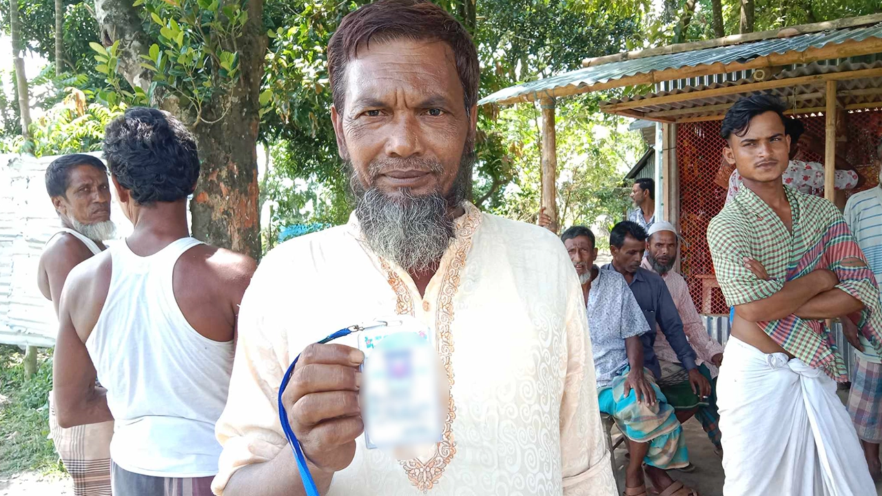 নেত্রকোনার কেন্দুয়ায় সহযোগী মুক্তিযোদ্ধাদের একটি পরিচয়পত্র। ছবি : কালবেলা