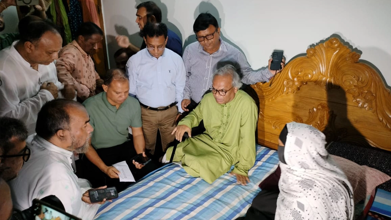 নিহত সাংবাদিক আবু তাহের মোহাম্মদ তুরাবের বাড়িতে বিএনপির সিনিয়র যুগ্ম-মহাসচিব রুহুল কবির রিজভী। ছবি : কালবেলা