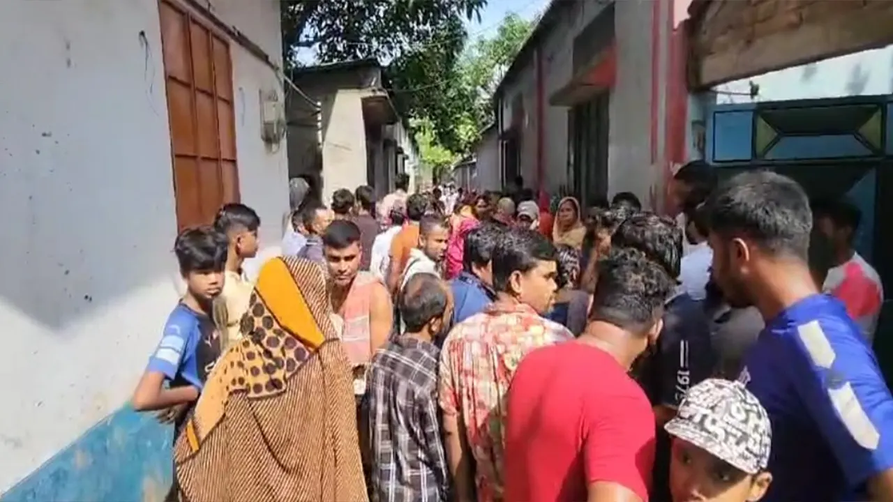 আশুলিয়ায় একই পরিবারের তিনজনের রহস্যজনক মৃত্যুর খবরে এলাকাবাসির ভিড়। ছবি : কালবেলা